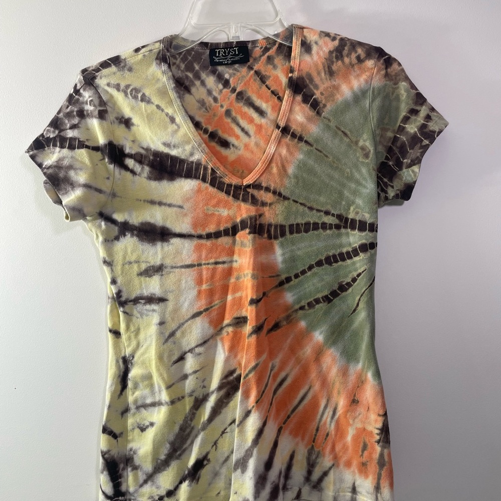 Tryst Women's Tie-Dye V-Neck Tee